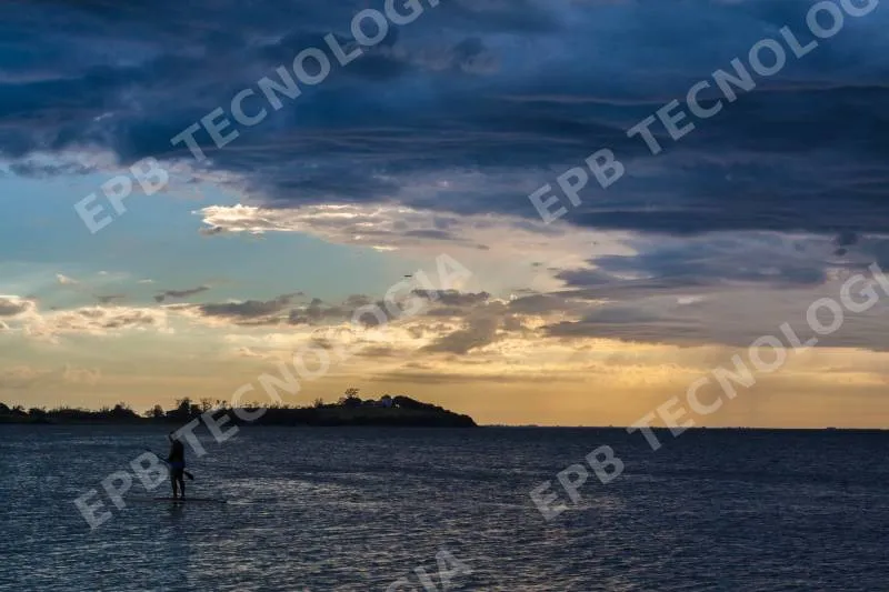 Por do sol entre nuvens