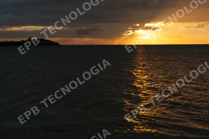 Por do sol entre nuvens 2